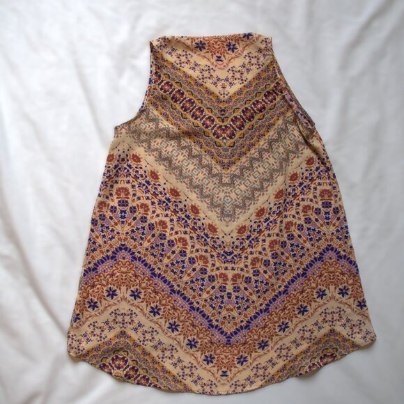 Eight Sixty | Printed Flowy V-neck Tank-top - Picture 6 of 6